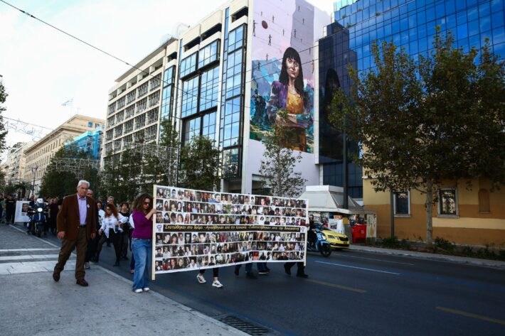 Στη μνήμη όσων δεν γύρισαν ποτέ: Η Ελλάδα που θρηνεί, οδηγεί και ξεχνά