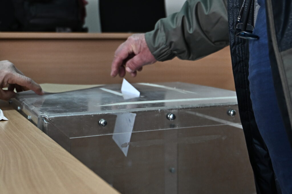 Δημοσκόπηση δείχνει σιωπηλή επανάσταση στην κάλπη: Οι αναποφάσιστοι αλλάζουν τα πάντα στο παρά πέντε