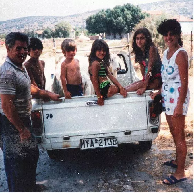Ποιος είναι ο Έλληνας από το Κουίνς που ίδρυσε την αυτοκρατορία μόδας στη Νέα Υόρκη και σχεδίασε το επετειακό μπουφάν των 1.680 ευρώ του Ολυμπιακού