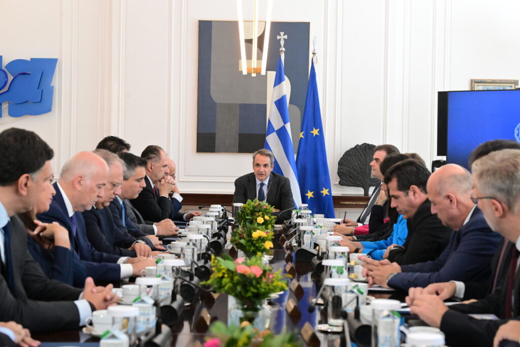 Έντονο παρασκήνιο στο υπουργικό: Τα γκάζια, αλλά και το «μασάζ» του Μητσοτάκη στους υπουργούς και το «ντου» στον Φλωρίδη