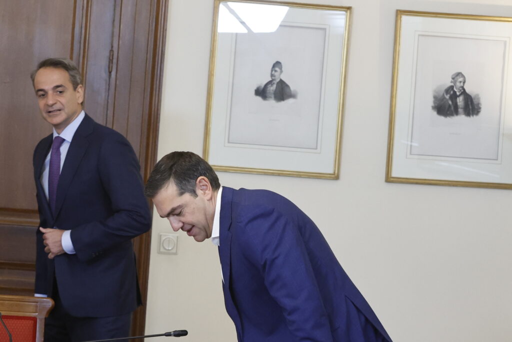 Πολιτικό στρίμωγμα: Το μεγάλο δίλημμα στο ΠΑΣΟΚ και το άτυπο debate Τσίπρα-Μητσοτάκη