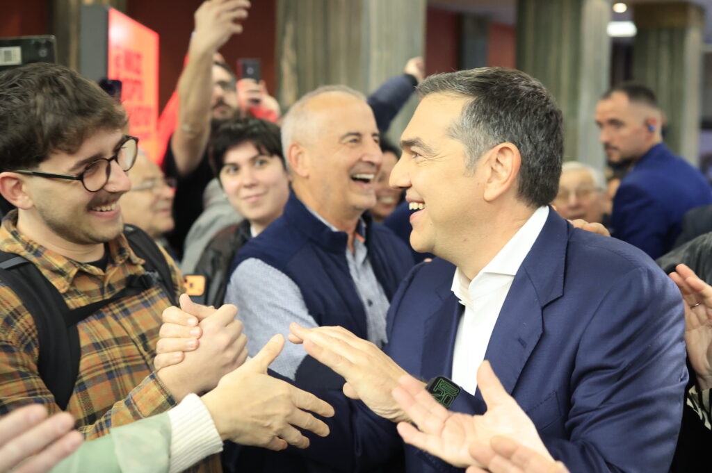 Βιβλίο Τσίπρα: Ποιοι έδωσαν το «παρών» - Από τον Ορέστη Τσανγκ στον Γιώργο Λιάνη και το τριαντάφυλλο του Φλαμπουράρη [εικόνες]
