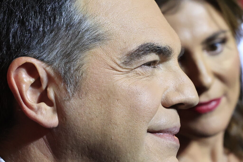 Βιβλίο Τσίπρα: Ποιοι έδωσαν το «παρών» - Από τον Ορέστη Τσανγκ στον Γιώργο Λιάνη και το τριαντάφυλλο του Φλαμπουράρη [εικόνες]