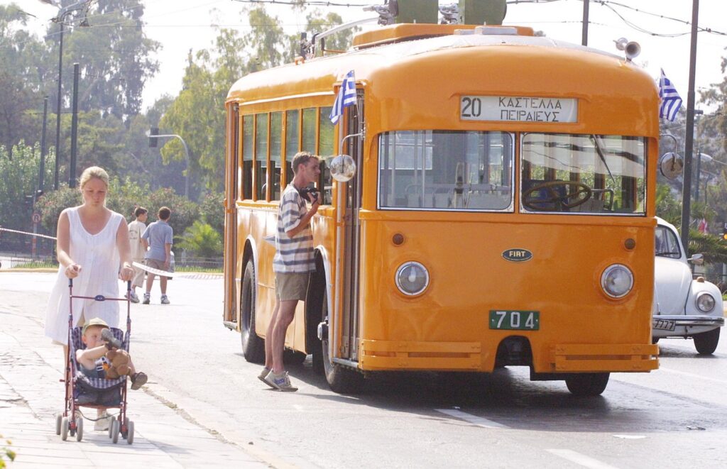 Γιατί ξηλώνονται οι γραμμές των τρόλεϊ ύστερα από επτά δεκαετίες: Το τέλος μιας εποχής και η επόμενη μέρα για Αθήνα και Πειραιά