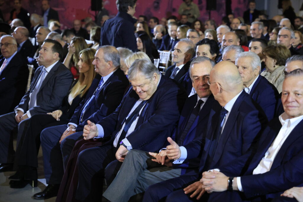 Η ετερόκλητη «παρέα» των πολέμιων του Μητσοτάκη, το αντιπολιτευτικό «τρίο» που γεννιέται και... στη μέση ο Δένδιας