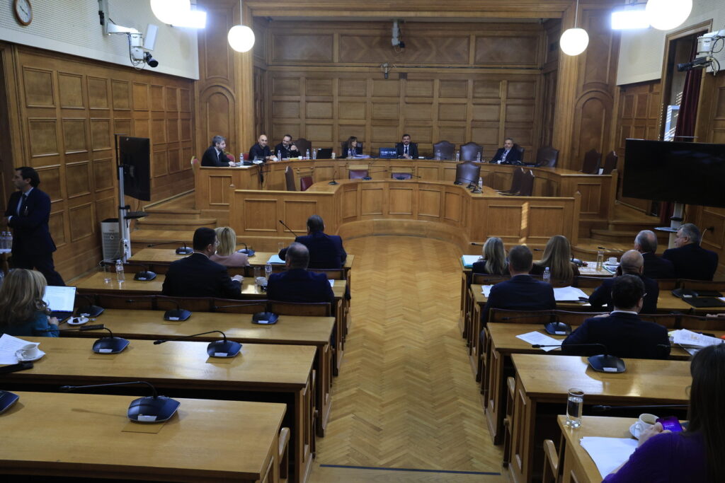 ΟΠΕΚΕΠΕ: Ο «γαλάζιος» αρχηγός, ο «πράσινος» κουμπάρος, ο «Φραπές» που πάει αυτόφωρο και η εξεταστική-«Δελφινάριο»