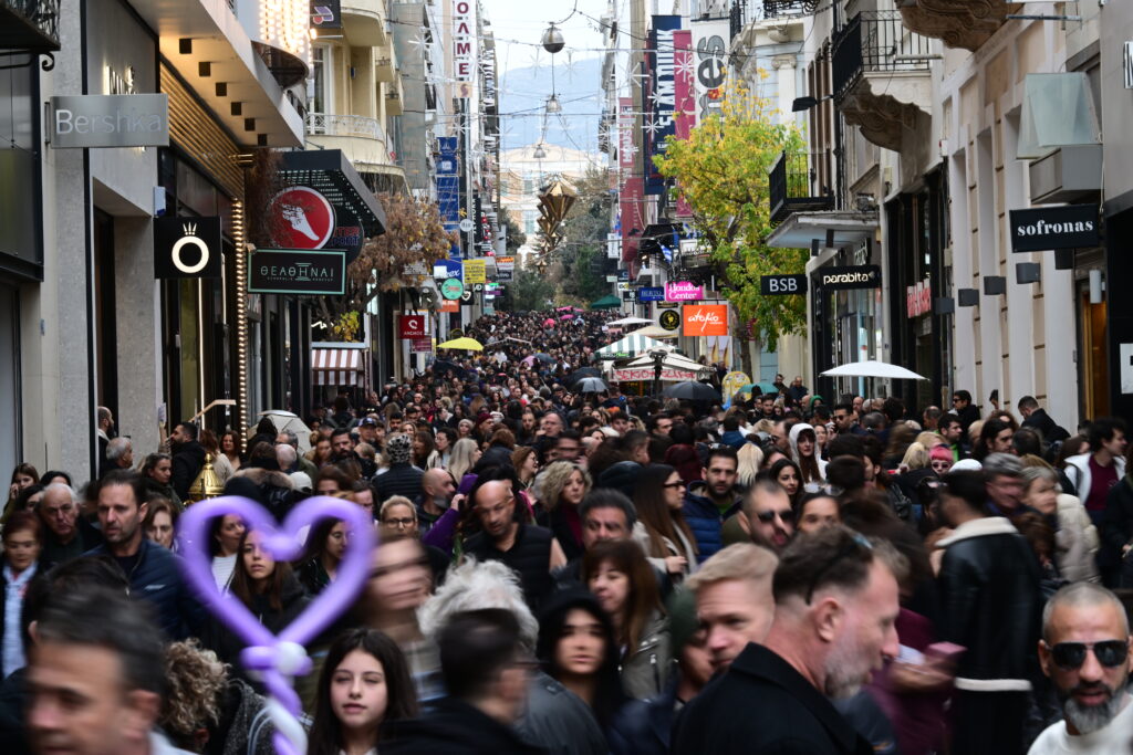 Χριστούγεννα σε κρίση: Το 95% των Ελλήνων αλλάζει τα σχέδια των αγορών του - Έρευνα σοκ