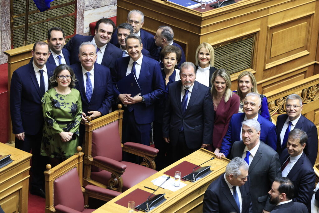 Πώς κατάφερε ο Μητσοτάκης να τους «τελειώσει» με 27 λέξεις: Από τον Σαμαρά και τον Καραμανλή, μέχρι τον Τσίπρα και τον εξώστη