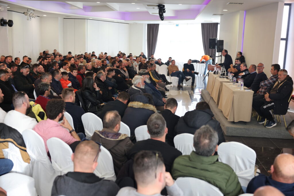 Ανεξέλεγκτη η κατάσταση στα μπλόκα: Οι αγρότες είπαν «όχι» στον Μητσοτάκη, κλείνουν και παραδρόμους -Στις φλόγες οι Βρυξέλλες