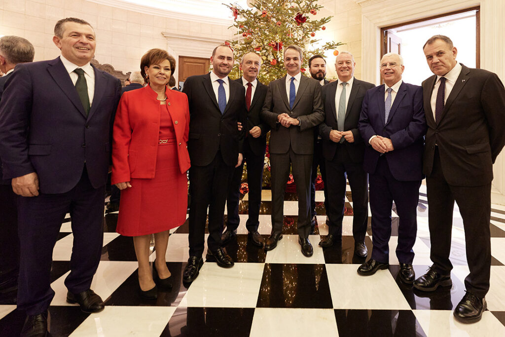 Μαξίμου: Το γούρι του Μητσοτάκη στα «γαλάζια» στελέχη και η παραφωνία της μάζωξης για τις γιορτές