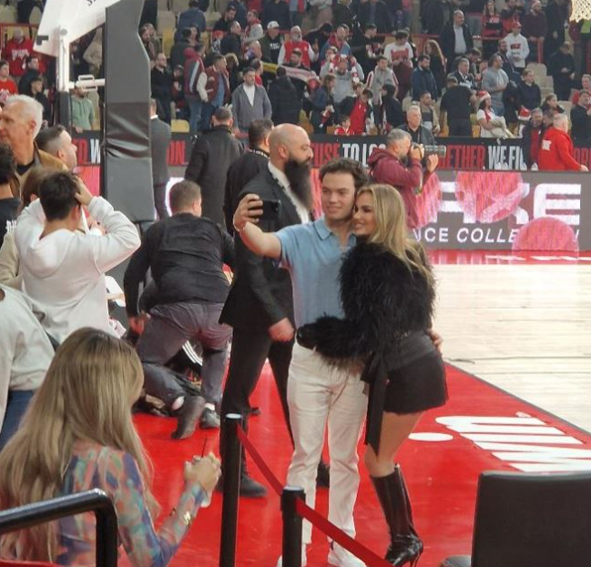 Η καλλονή, πλατινομαλλούσα φίλη της Κίμπερλι που έκοψε την ανάσα των θεατών