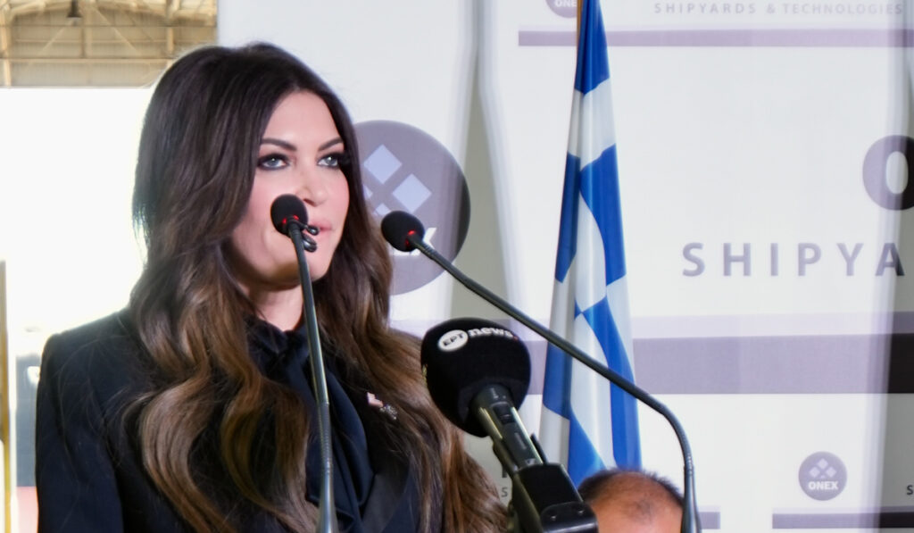 Η καλλονή, πλατινομαλλούσα φίλη της Κίμπερλι που έκοψε την ανάσα των θεατών