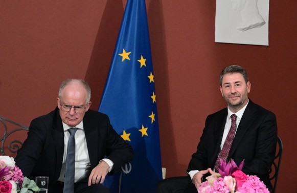 Τα βιβλία, οι συμβολισμοί και τα κρυφά μηνύματα πίσω από την εορταστική ανταλλαγή δώρων Ανδρουλάκη – Τασούλα