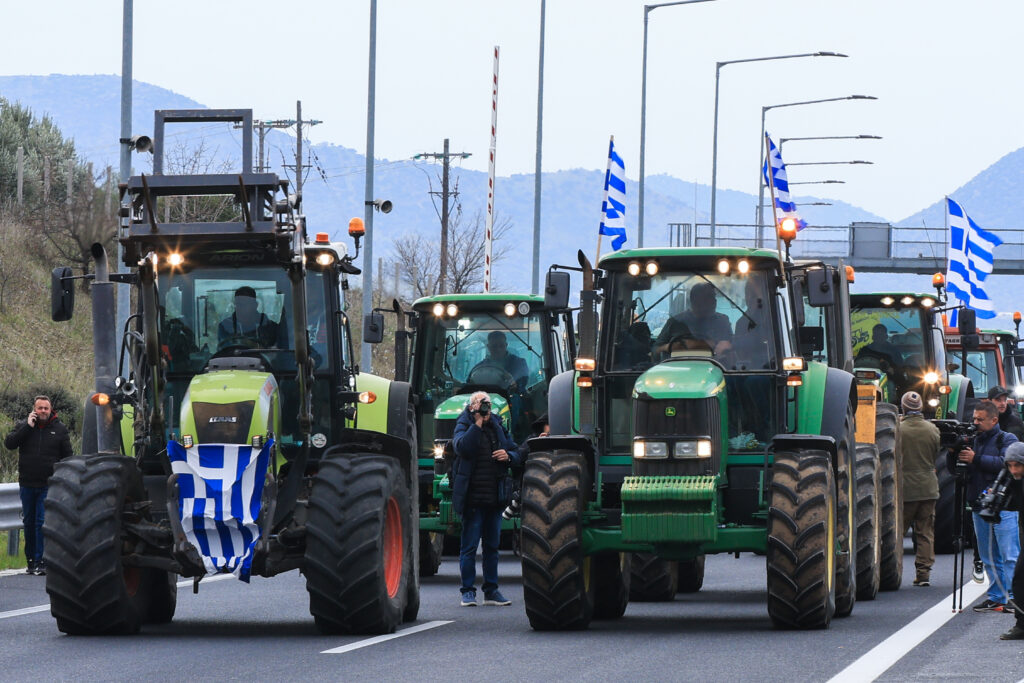 Νέοι στα μπλόκα, παλιοί φόβοι στον δρόμο - Πού στρέφεται τώρα η οργή για τις κινητοποιήσεις