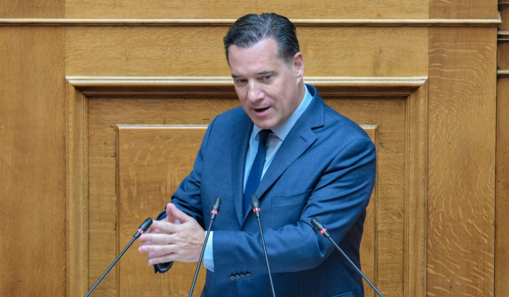 Διαψεύδει αλλά… μετριέται: Ο Άδωνις και το παιχνίδι της διαδοχής στη ΝΔ