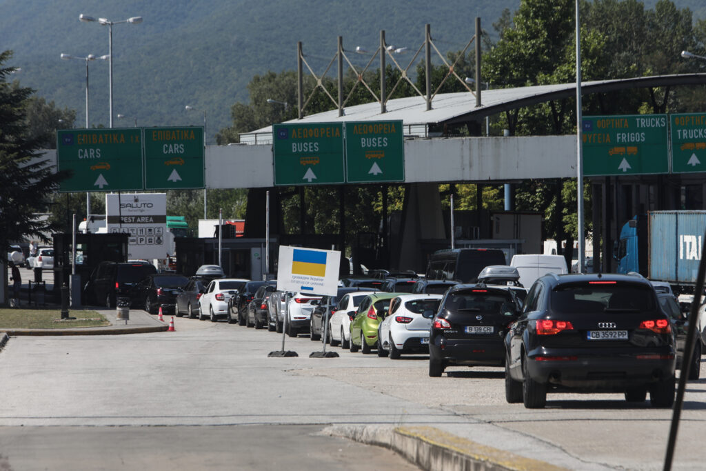 Τέλος οι φθηνές βενζίνες, τα σούπερ μάρκετ και οι... οδοντίατροι -Τι σημαίνει για την Ελλάδα η είσοδος της Βουλγαρίας στο ευρώ