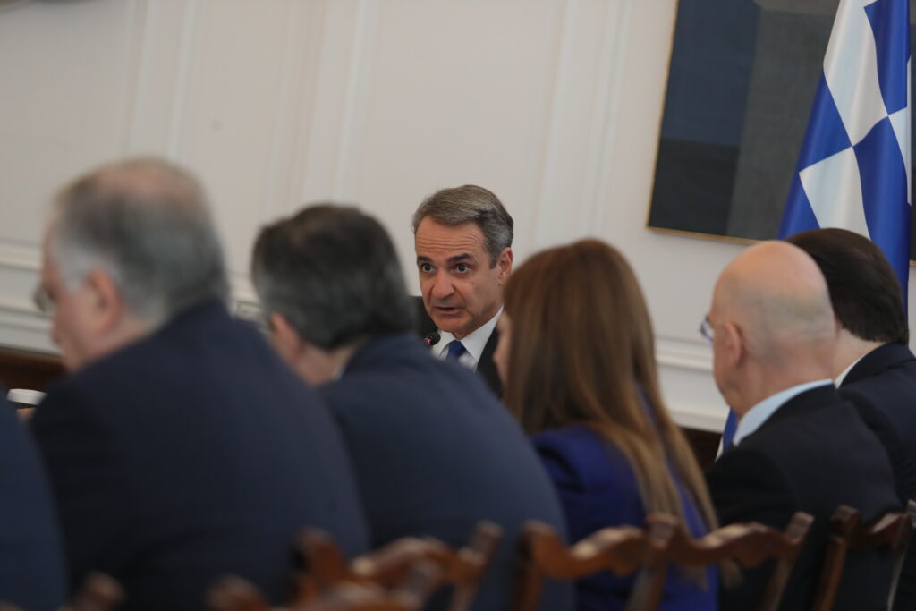 Δύο πρόσωπα εκτός… συζήτησης: Το παρασκήνιο του ανασχηματισμού 2026