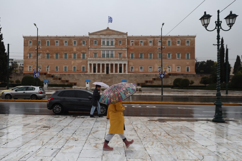 Ισχυρή κακοκαιρία σαρώνει τη χώρα: Βροχές-ρεκόρ, θυελλώδεις άνεμοι και αλλαγή σκηνικού (vid)