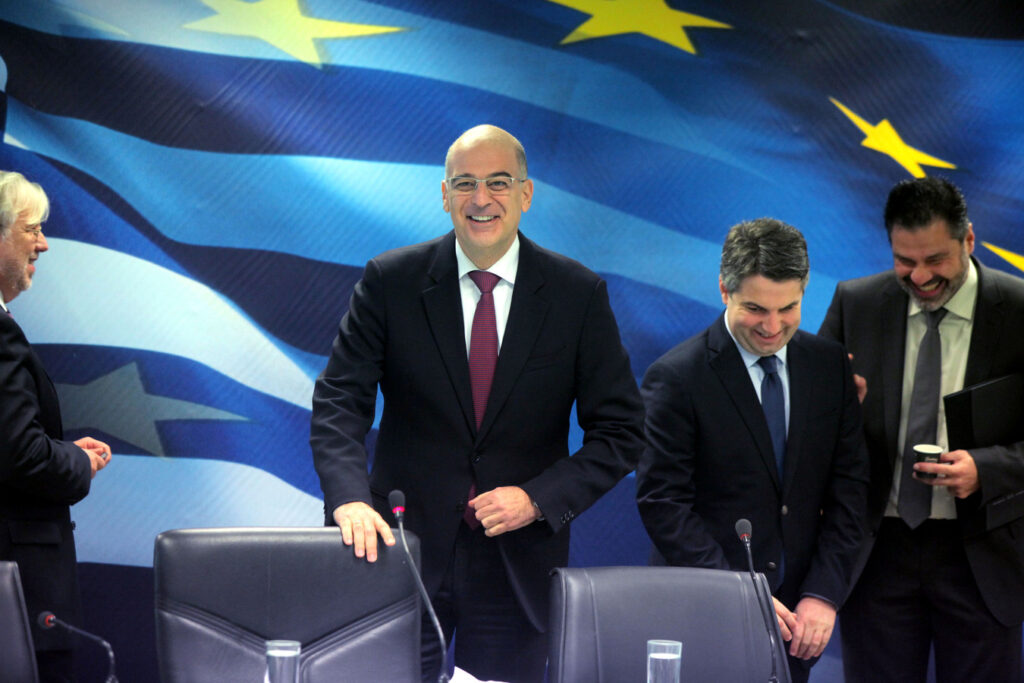«Μακάρι να ήταν δικός μας...»: Κάλεσμα στη ΝΔ ή αβρότητες; Η δήλωση Δένδια για Κωνσταντινόπουλο που «άναψε» φωτιές