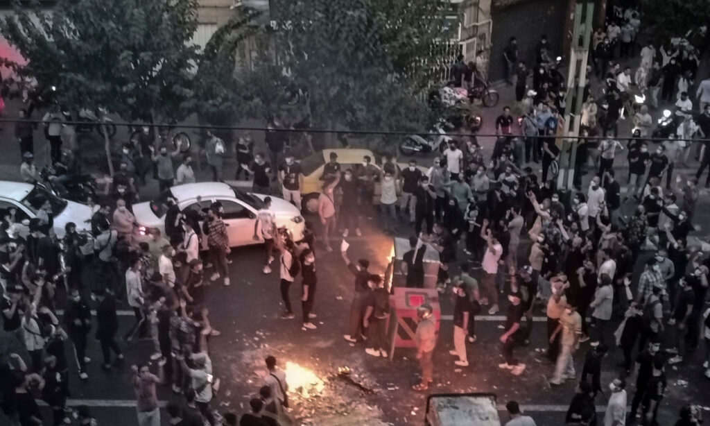 Φλέγεται το Ιράν και προκαλεί παγκόσμια αστάθεια: Τι είναι το «μοχαρέμπε» με το οποίο απειλεί τους στασιαστές το καθεστώς