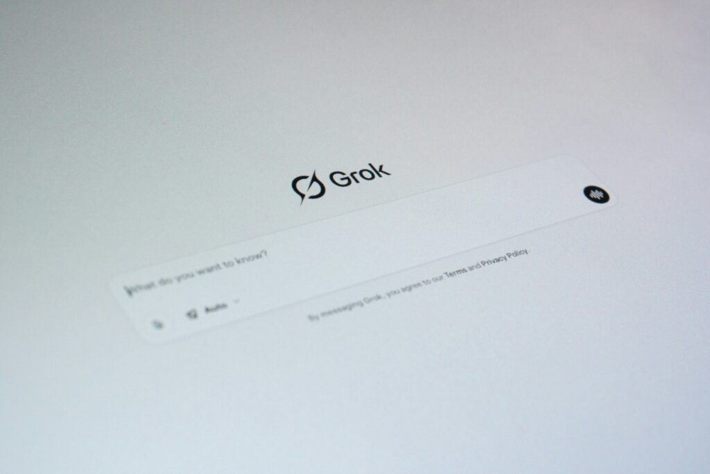 Στο στόχαστρο το Grok: Γιατί απαγορεύτηκε σε δυο χώρες - Θα ακολουθήσουν κι άλλες;