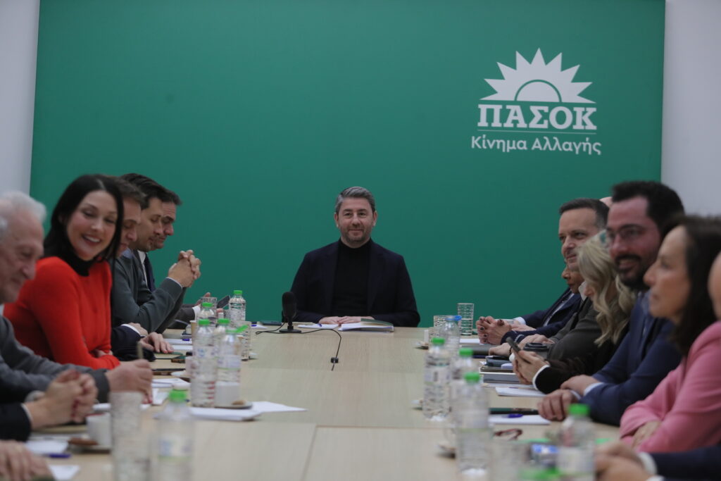Οι αιχμές Δούκα για συνέδριο κι «αλγόριθμο Ανδρουλάκη», το «εγώ τα έλεγα» του Γερουλάνου και το «είμαστε μια ευχάριστη ατμόσφαιρα» στο Κάραβελ