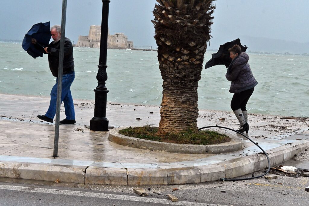 Ξεκίνησε κακοκαιρία-εφιάλτης: Ισχυρές καταιγίδες, θυελλώδες άνεμοι με δεμένα πλοία - Οι «Red Code» περιοχές