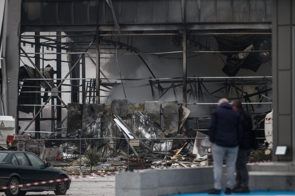 Μυστήριο γύρω από την έκρηξη στο εργοστάσιο της Βιολάντα - Τα σενάρια για δυο πιθανούς «ενόχους» (vid)