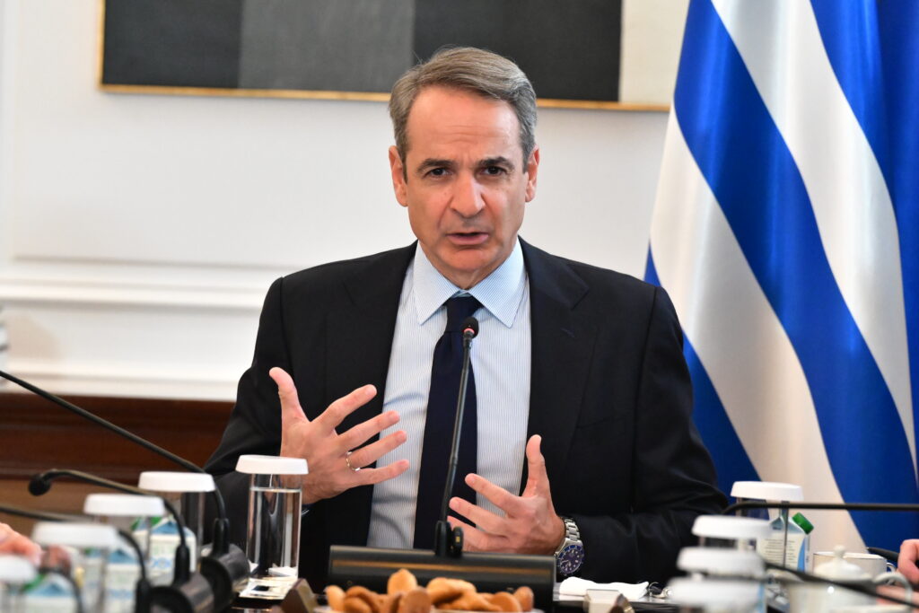Άμεση ανάλυση: Σε ποιους και γιατί στήνει παγίδα ο Μητσοτάκης με τη μονιμότητα των δημοσίων υπαλλήλων