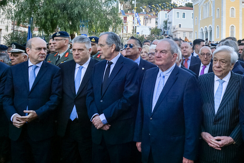 Οι μπηχτές Καραμανλή και Σαμαρά στον Μητσοτάκη για τους «παλιούς» και τους «πατριώτες» κι ο αμήχανος Χατζηδάκης