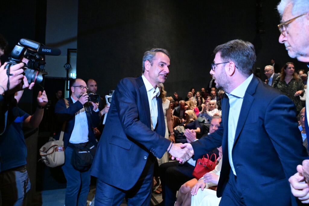 Εκλογές με φόντο τις συνεργασίες: Οι ατάκες του Μητσοτάκη που δείχνουν πίεση προς το ΠΑΣΟΚ