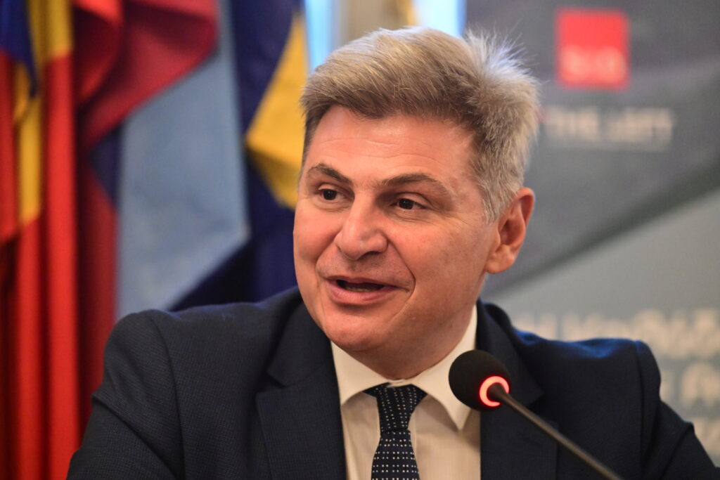 Ο Φαραντούρης, το ΠΑΣΟΚ και η μεταγραφή δίκοπο- μαχαίρι