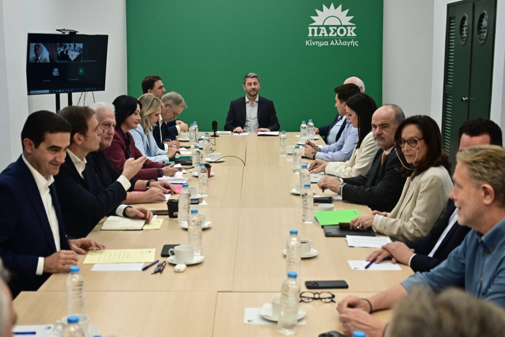 Το σχέδιο των δελφίνων για αλλαγή εν κίνησει στο ΠΑΣΟΚ