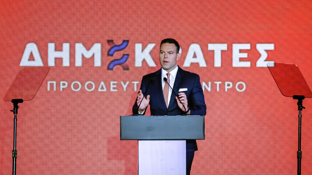 Ο Κασσελάκης είναι ακόμα εδώ: Αλλάζει όνομα, τακτική και συμμαχίες στο κόμμα