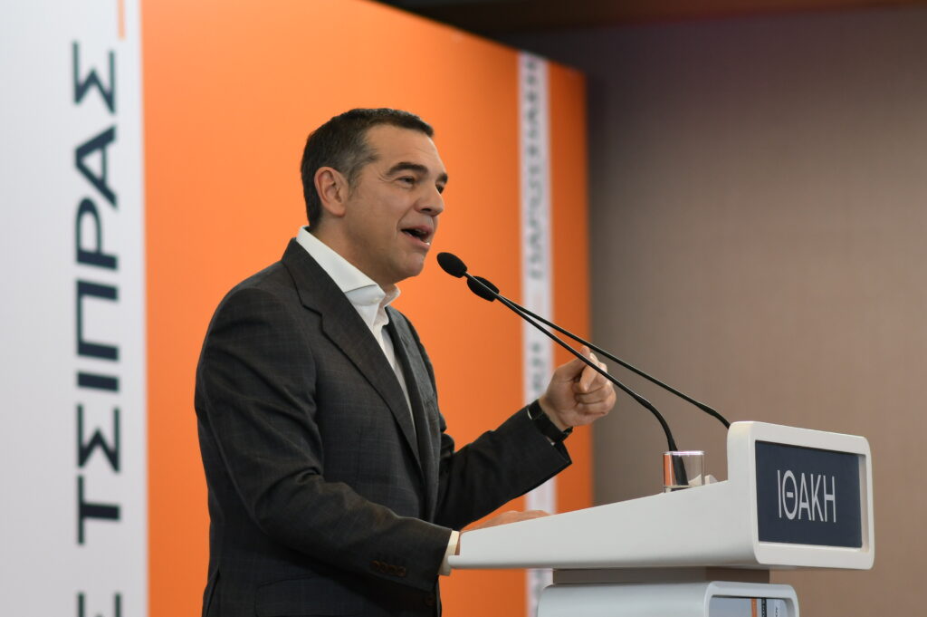 Θύμισε προεκλογική συγκέντρωση: Ο Τσίπρας στα Ιωάννινα με επίθεση στον Μητσοτάκη και τον «λύκο που φυλάει τα πρόβατα»