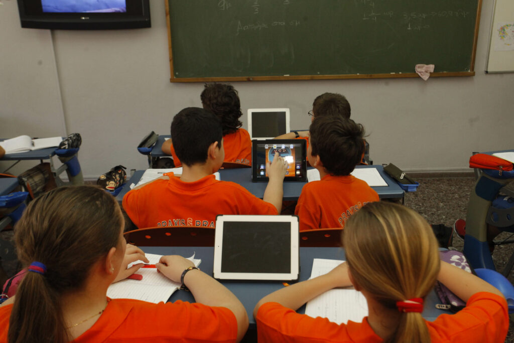 Επιστροφή στο χαρτί και το μολύβι, για τους μαθητές στη Σουηδία