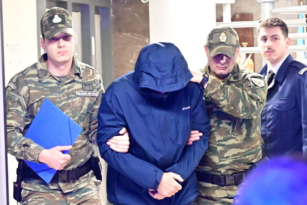 Υπόθεση κατασκοπείας: Η ταρίφα της προδοσίας και η αινιγματική γυναίκα που ψάχνουν οι Αρχές
