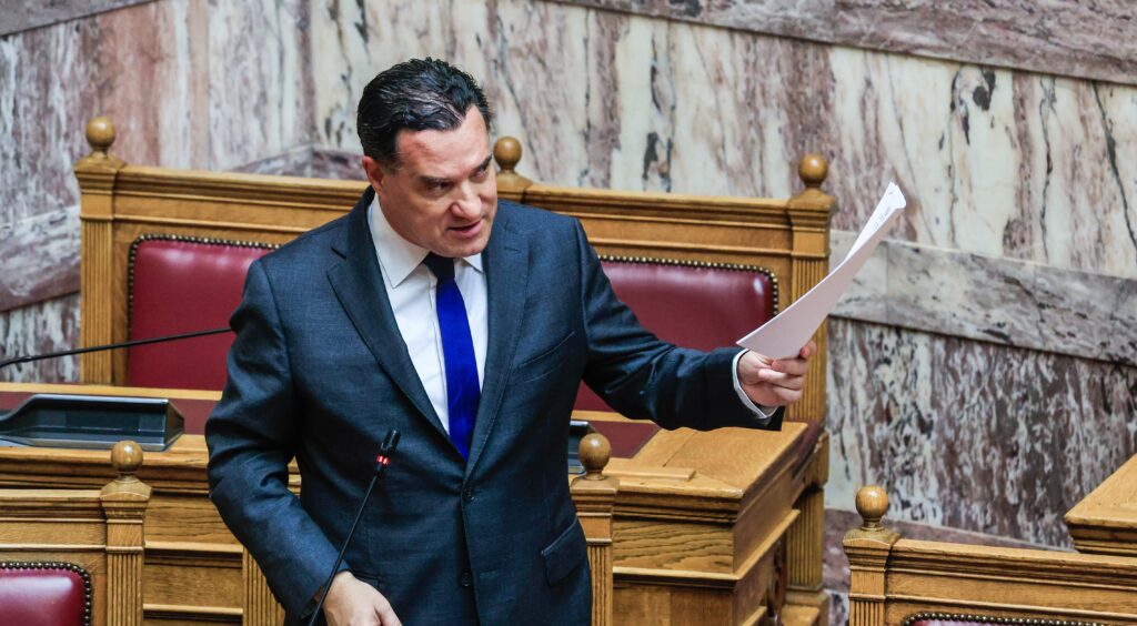 Άφωνοι με το νέο μαλλί του Άδωνι Γεωργιάδη στην τελευταία συνέντευξη