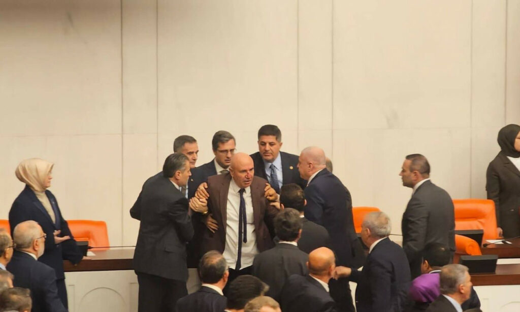 Την ώρα που ο Ερντογάν υποδεχόταν τον Μητσοτάκη η τουρκική Βουλή έγινε ρινγκ - Γιατί έπεσε άγριο ξύλο μεταξύ των βουλευτών