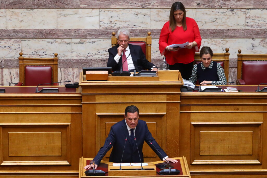 Οι... «Άθλιοι» και η ρόμπα στη Βουλή