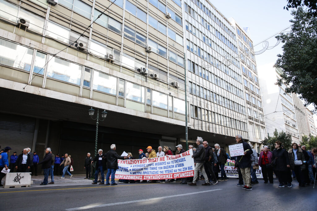 Πώς ανεβαίνει η σύνταξη: 5 τρόποι για αύξηση με 40ετία, πλασματικά και έξτρα εισφορές