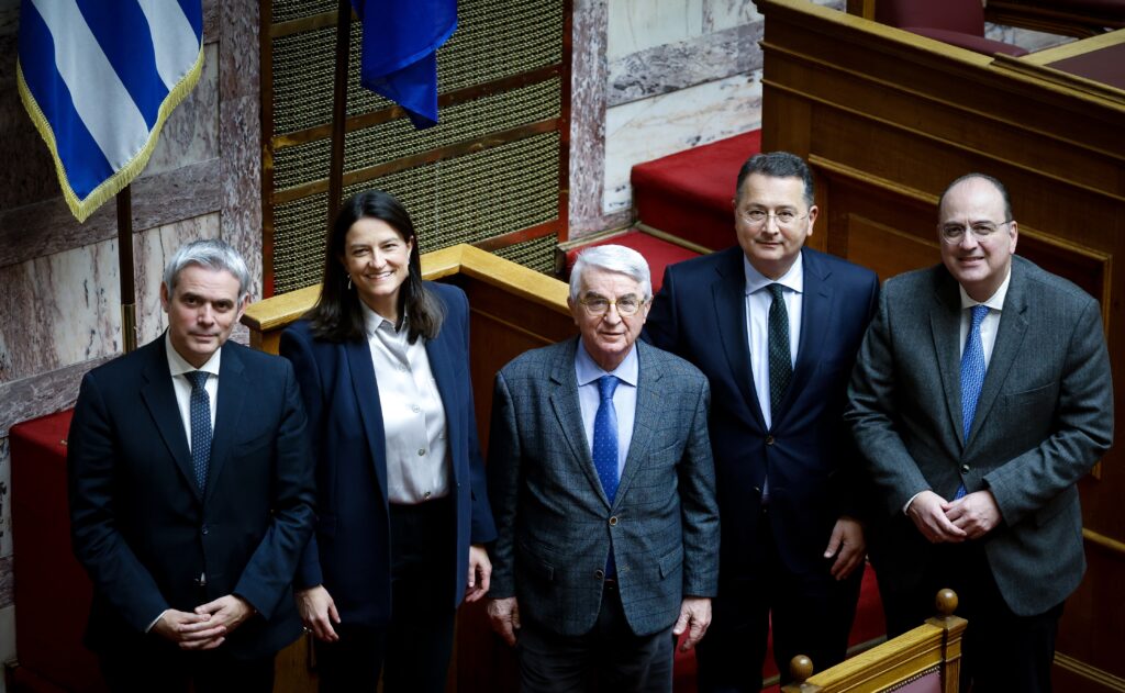 Συλλογικές συμβάσεις: Άλλο κείμενο στη διαβούλευση και άλλο στη Βουλή