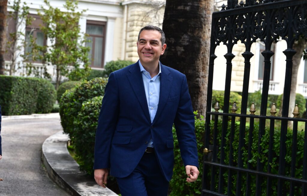 Προβλέπει αλλαγές που θα επηρεάσουν και το κόμμα του: Γιατί ο Τσίπρας περιμένει ραγδαίες εξελίξεις στο ΠΑΣΟΚ