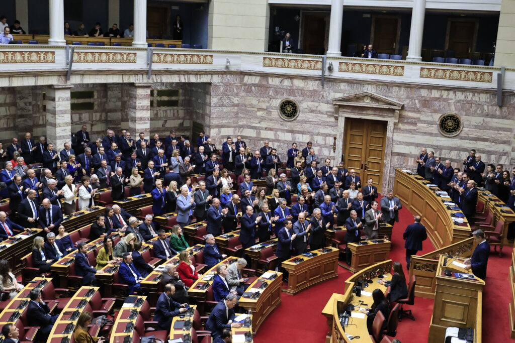 Επίθεση της αντιπολίτευσης στο αφήγημα Μητσοτάκη για εθνικά «Βιολάντα» και εργασιακά