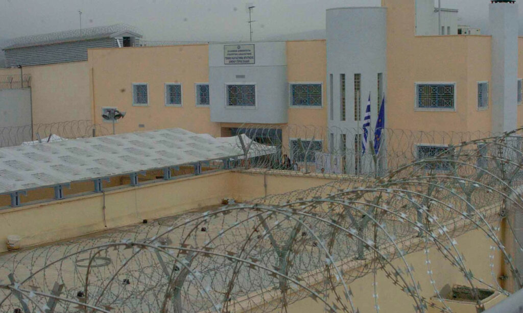 Αναπάντητα ερωτήματα για τη δολοφονία στον Δομοκό: Πώς πέρασε το όπλο, γιατί δεν ήταν στα κελιά τους οι βαρυποινίτες και η στάση του αρχιφύλακα