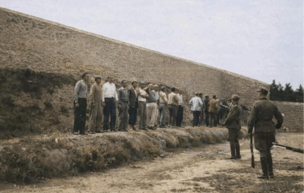 «Τραγουδούσαν τον Εθνικό Ύμνο»: Η συγκλονιστική μαρτυρία του ανθρώπου που είδε από κοντά την εκτέλεση των 200