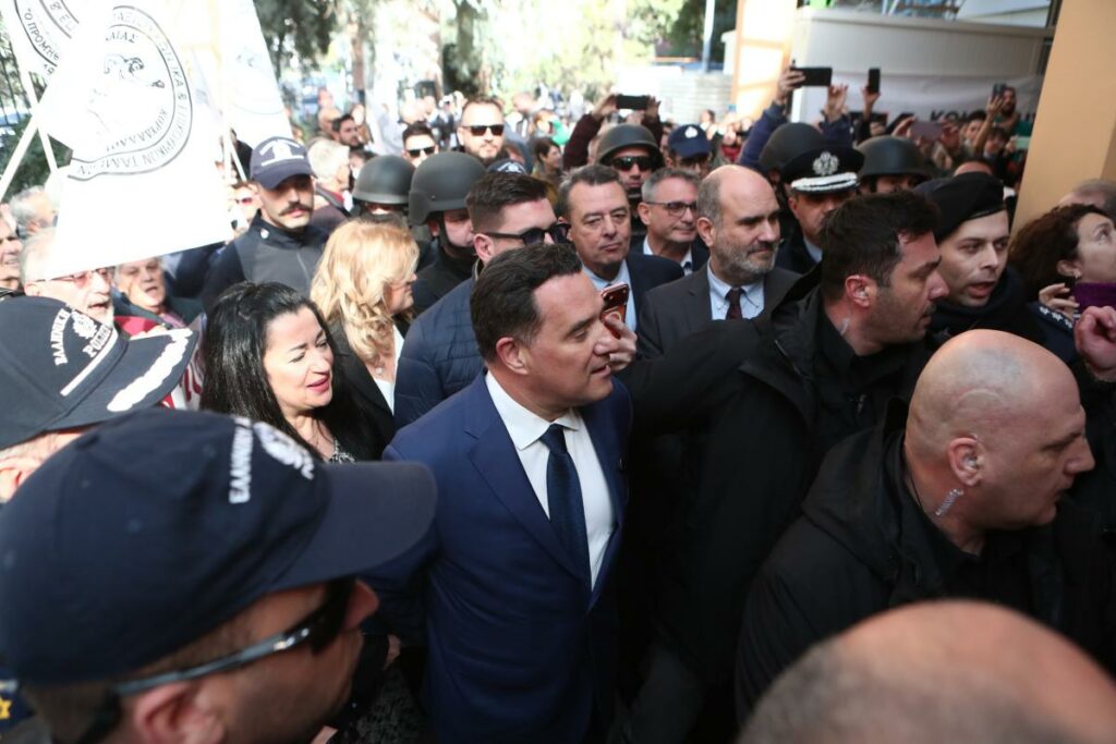 Νοσοκομείο Νίκαιας: Αυγά, πέτρες και σύλληψη γιατρού στην επίσκεψη Γεωργιάδη (Βίντεο)