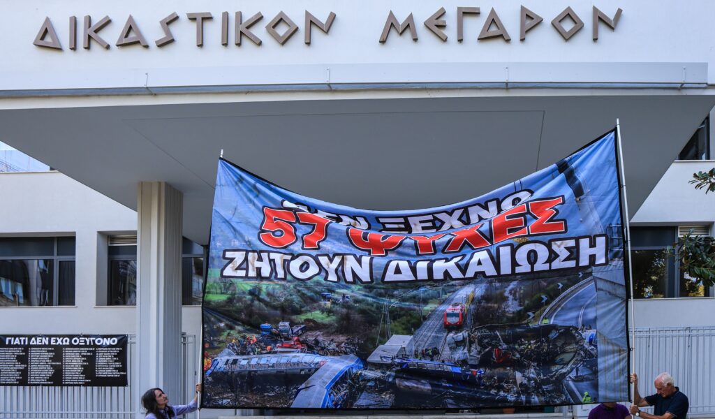 Τέμπη: Γιατί οι συγγενείς των θυμάτων είναι εξοργισμένοι με τις εκταφές που ξεκινούν αύριο