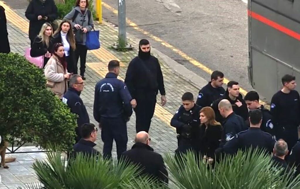Υπόθεση Πάτρας: Με μπαστούνι η Πισπιρίγκου στο Εφετείο - Αναβολή στη δίκη για τα δύο παιδιά
