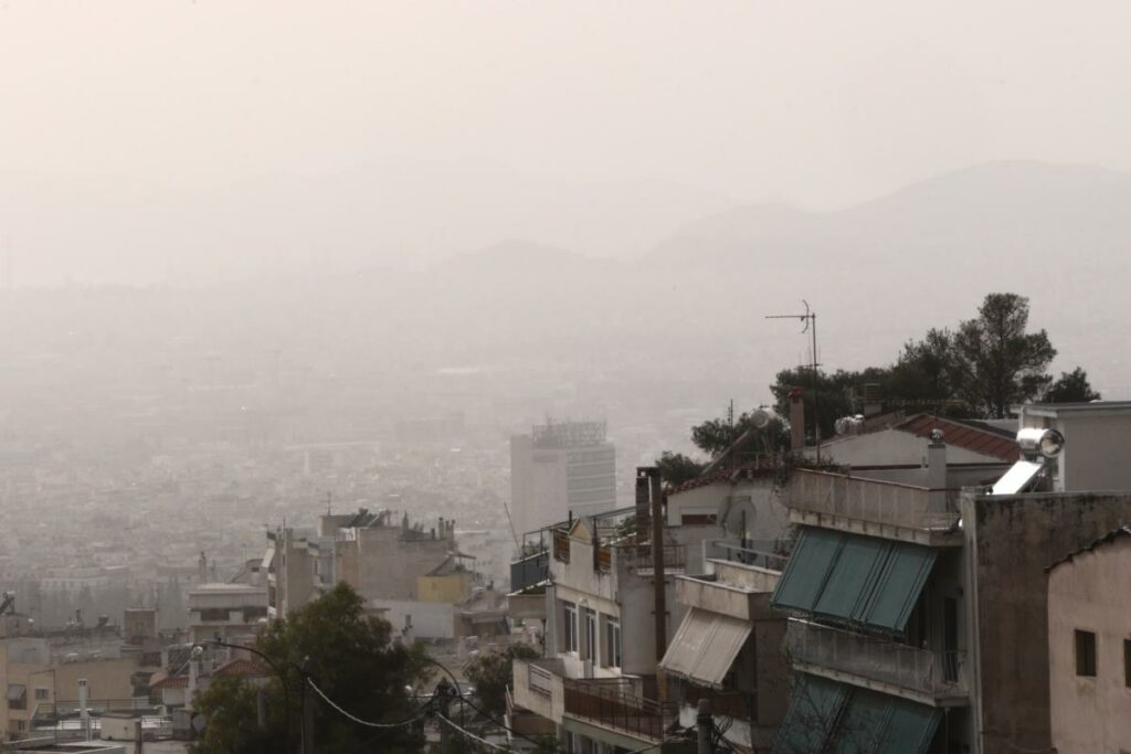 Σκόνη από τη Σαχάρα πάνω από τη χώρα: Τι εισπνέουμε και ποιοι πρέπει να προσέξουν